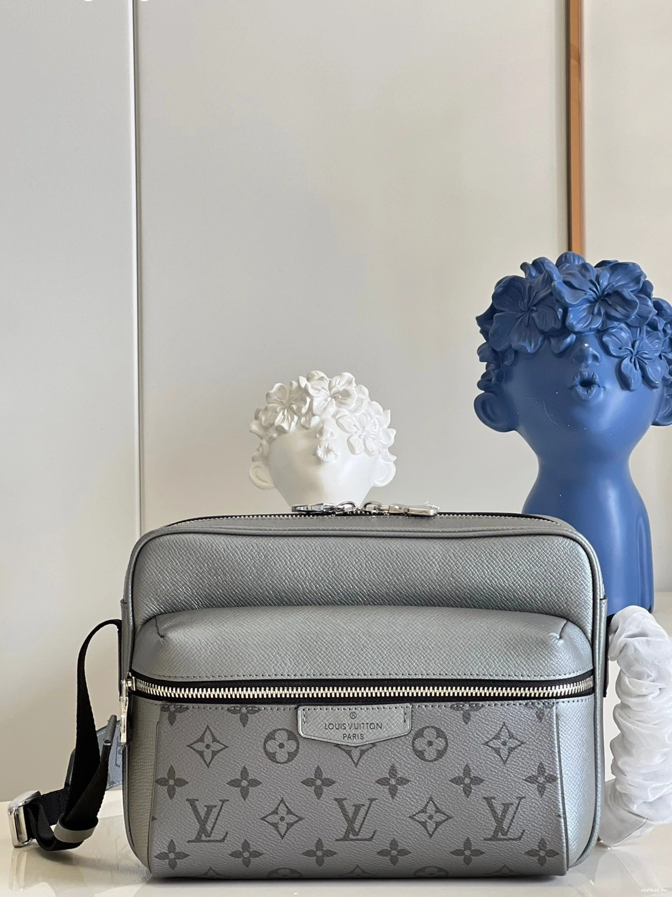 WIS OUTDOOR LOUIS VUITTON MESSENGER 0123